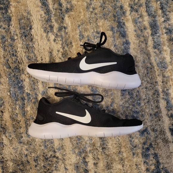 Nike Shoes - Nwob Nike tennis shoes size 6.5